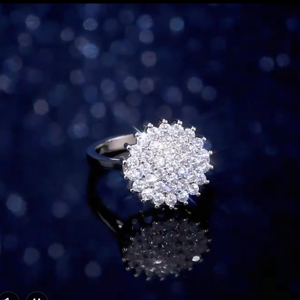 Elegant Silver Cluster Ring - Picture 3 of 6